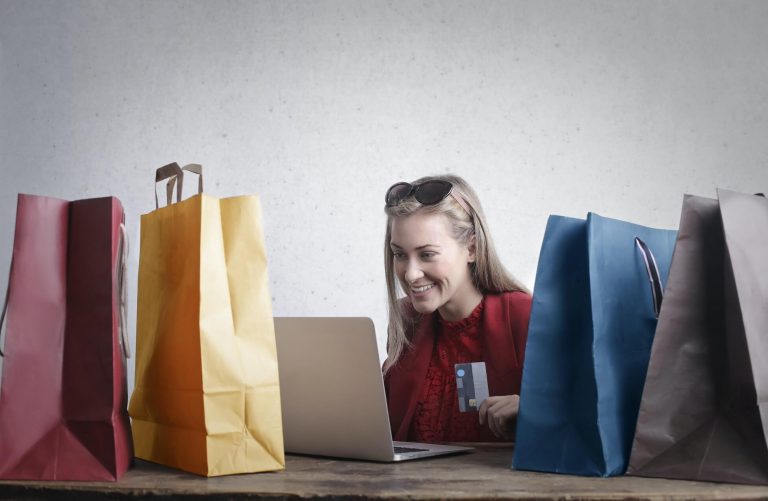 mulher com bolsas de compra para ilustrar texto sobre omnichannel no varejo