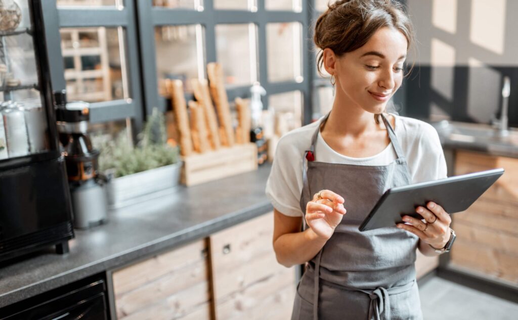 mulher olhando para um tablet para ilustrar texto sobre varejo digital