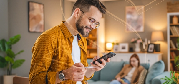 homem comprando online para ilustrar texto sobre customer experience