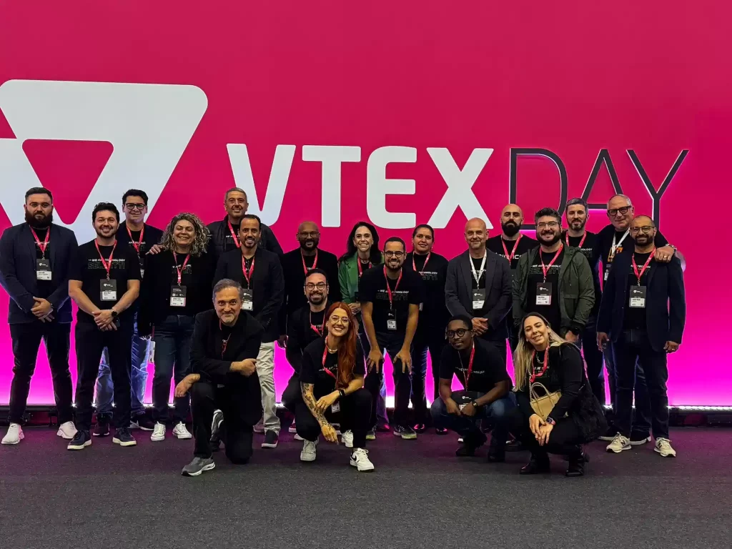 Equipe da Sebetti em frente a logo do Vtex Day