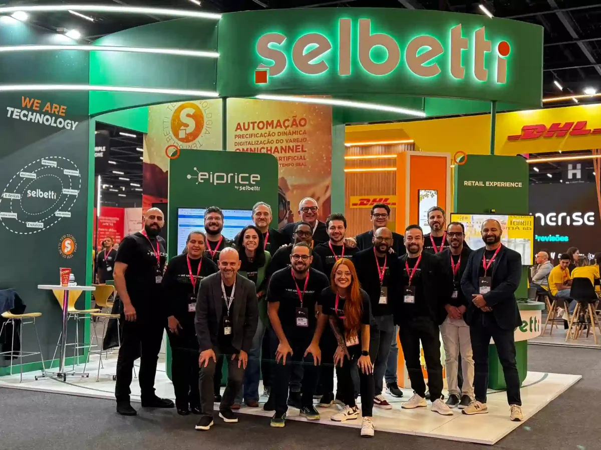 Equipe da Selbetti no stand da empresa no vtex day 2025