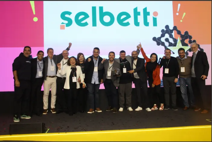 foto do prêmio clientes sa 2025 para ilustrar texto de cases de atendimento ao cliente