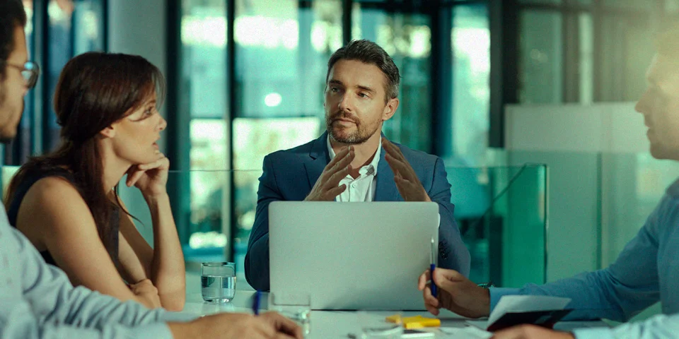 profissionais em reunião para ilustrar texto sobre consultoria de reforma tributária