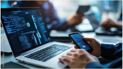 profissional usando notebook e computador para ilustrar texto sobre forense digital