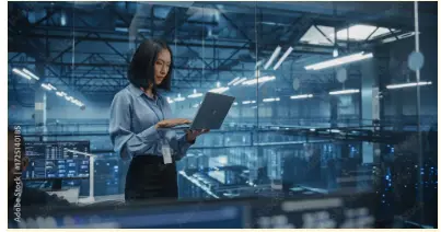 mulher trabalhando em um parque de ti para ilustrar texto sobre gestão do parque de ti