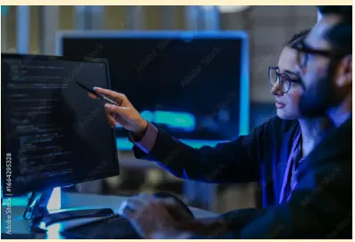 profissionais analisando dados para ilustrar texto sobre monitoramento proativo