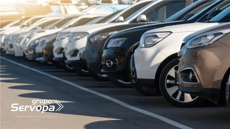 carros estacionados com logo do grupo servopa para ilustrar case de tecnologias integradas