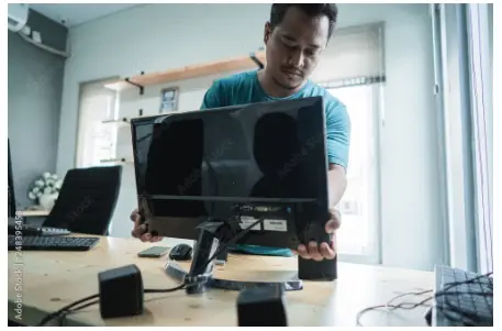 técnico ajustando monitor para ilustrar texto de ITAM e gestão de ativos de ti