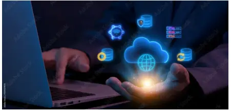 mão de uma pessoa com elementos que remetem a cloud para ilustrar texto como cortar custos de cloud