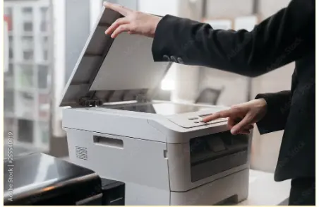 pessoa imprimindo para ilustrar texto sobre custo de impressão