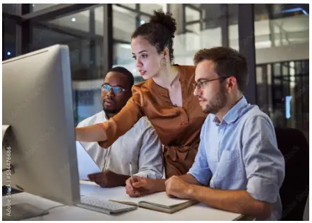 profissionais olhando para desktop para ilustrar texto sobre gestão de vulnerabilidades