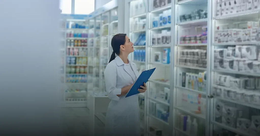 estante de medicamentos para ilustrar texto do case de diagnóstico de maturidade de ti da Vitae
