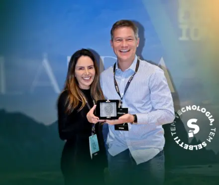 Júnior Selbach e sua esposa recebendo o prêmio Epson Partner 2026 da Selbetti