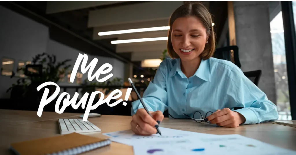 mulher analisando dados para ilustrar case da me poupe de atendimento ao cliente